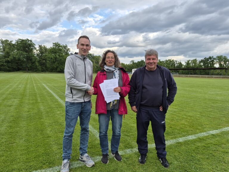 Die TSV-Vorsitzende Marion Roth und ihr Stellvertreter Gunther Klingelhöfer kurz nach der bei der Vertragsunterschrift mit dem SV-Fanbeauftragten Alexander Lehnè.