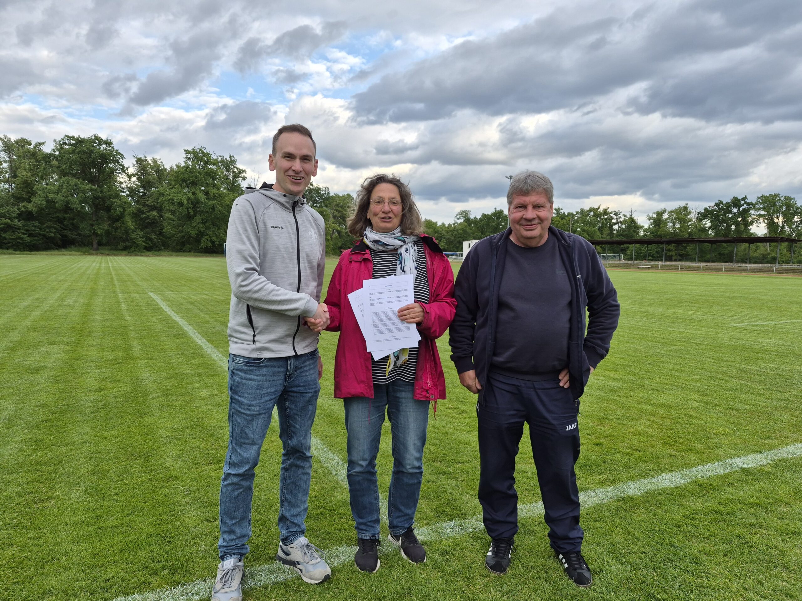 Die TSV-Vorsitzende Marion Roth und ihr Stellvertreter Gunther Klingelhöfer kurz nach der bei der Vertragsunterschrift mit dem SV-Fanbeauftragten Alexander Lehnè.